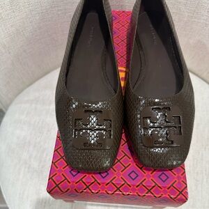 Tory Burch Georgia Ballet flat
Size 8.5
Chocolate brown